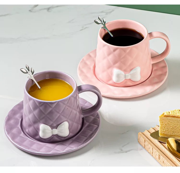Embossed Bow Mug with Saucer _ Spoon